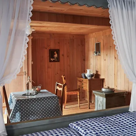 Nostalgie Chrämerhus Frühstückspension Curaglia